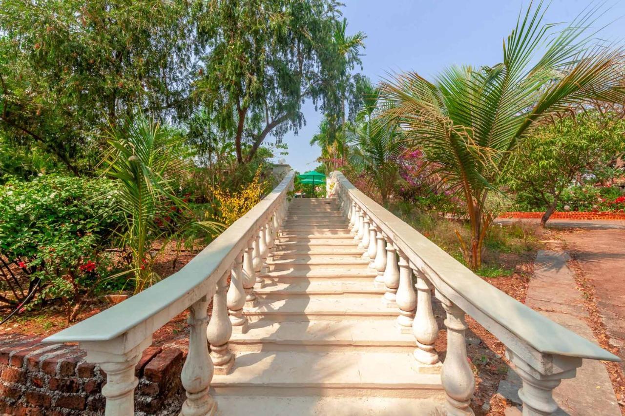 Stayvista'S Casa Palmera - Pet-Friendly Villa With Pool, Garden With Gazebo, And Indoor & Outdoor Games Alībāg Exterior photo